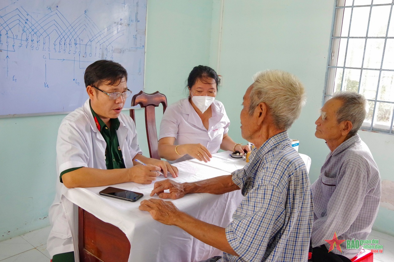 Lữ đoàn Pháo binh 6 (Quân khu 9): Thăm, tặng quà gia đình chính sách tại Kiên Giang